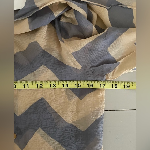 CHANEL
chevron print silk cape style blouse size M
Made in France - Picture 16 of 16